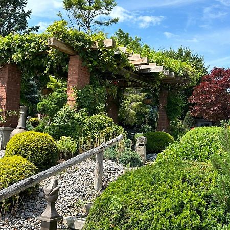 Bed and Breakfast The Wind In The Willows - Luxury Lakefront Oasis à Cobourg Extérieur photo