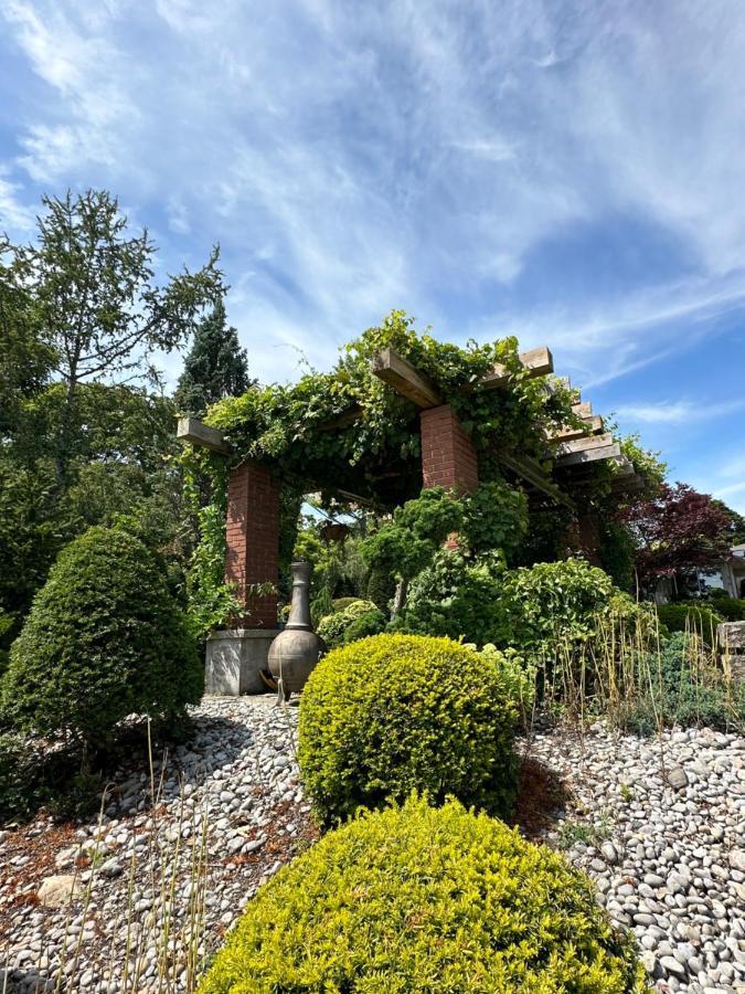 Bed and Breakfast The Wind In The Willows - Luxury Lakefront Oasis à Cobourg Extérieur photo