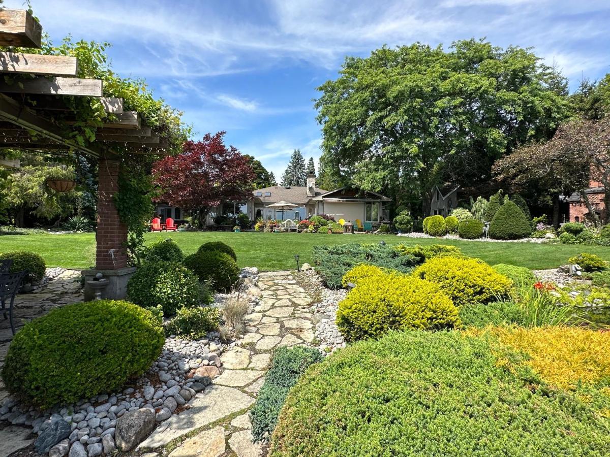 Bed and Breakfast The Wind In The Willows - Luxury Lakefront Oasis à Cobourg Extérieur photo